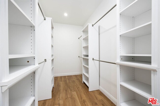 Building Photo - 1110 W Muirlands Dr