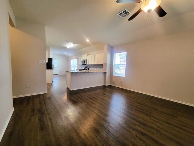Building Photo - 104 Red Buckeye Loop
