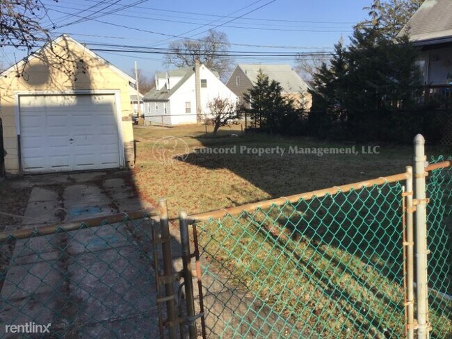 Building Photo - 2730 Maple Ave