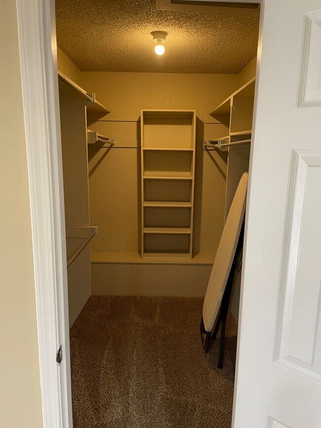 Building Photo - Darling 1 Bed, 1.5 Bath Townhouse with sma...