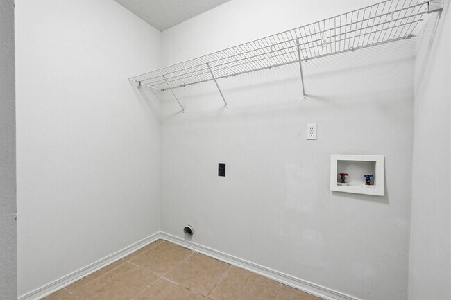 Building Photo - 3 Bedroom in Central Crestview!