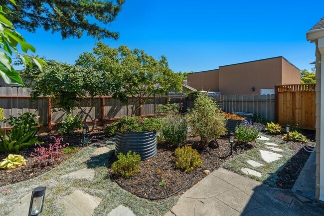 Building Photo - Downtown Napa 3 bed 2 bath single level home
