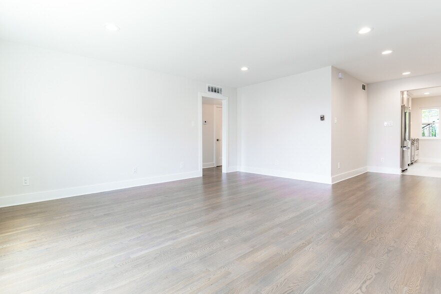 Building Photo - 10715 Park Village Pl