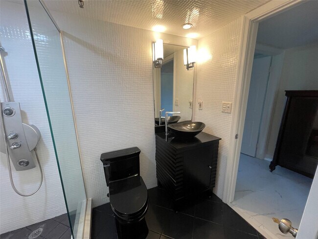 Building Photo - 374 Golfview Rd