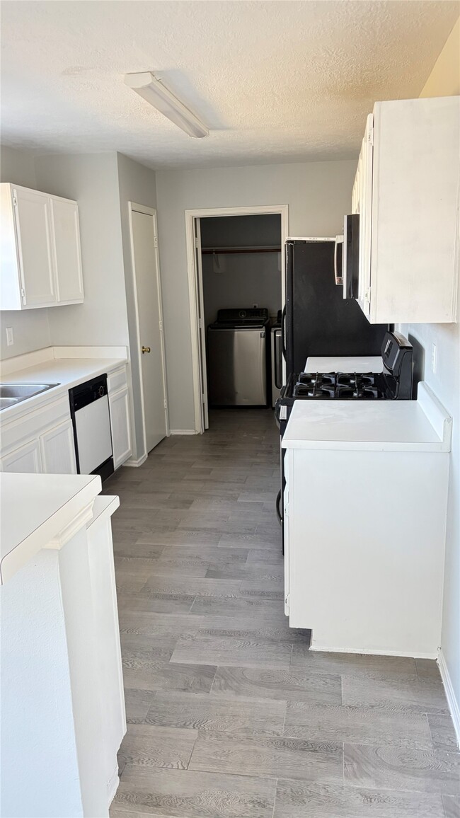 Building Photo - 4115 Geronimo Lake Dr