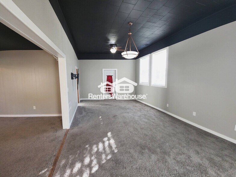 Building Photo - 200 N Vine St