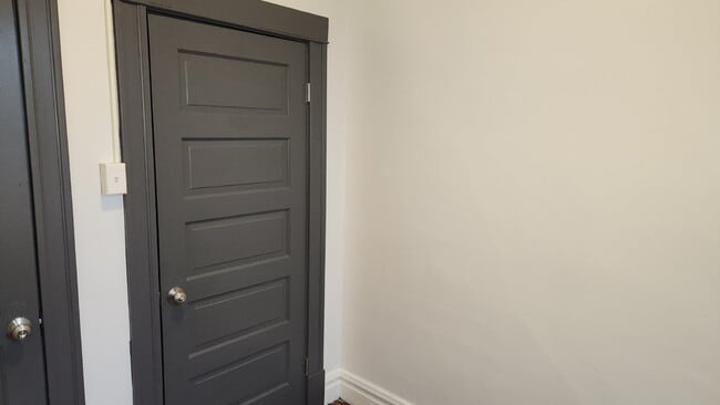 Building Photo - Elegant 2-Bedroom Duplex in Lively St. Louis Neighborhood.