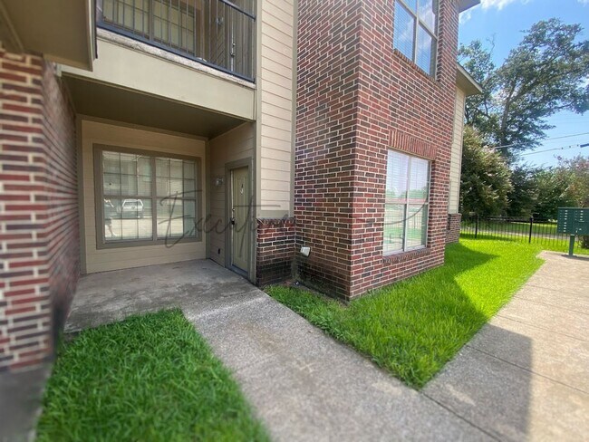 Building Photo - 311 E Hale St