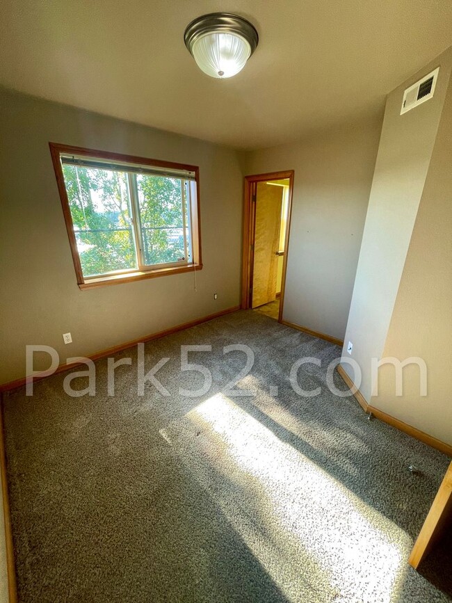 Building Photo - $250 OFF - 3 Bedroom Townhome in Tacoma