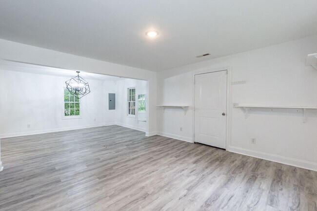 Building Photo - Three Bedroom Home