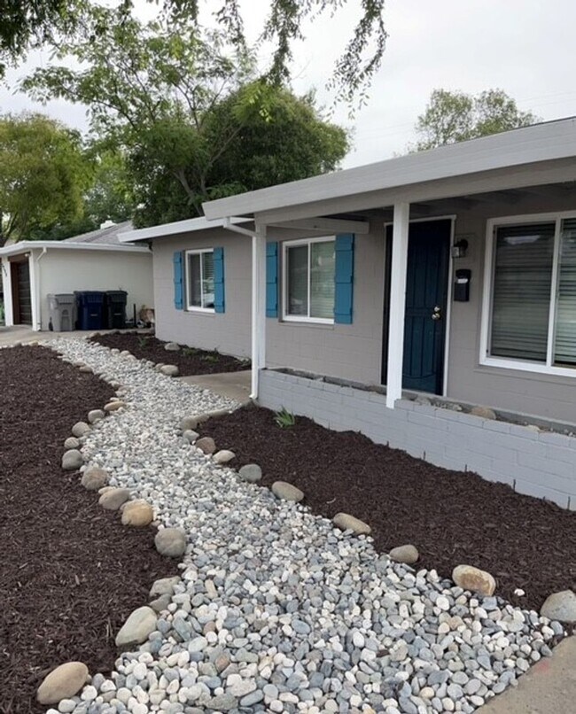 Building Photo - AVAILABLE NOW!! Charming, Spacious Single ...