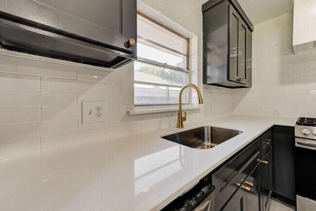 Building Photo - Fully Renovated 4 Bed, 2 Bath Near Campus!