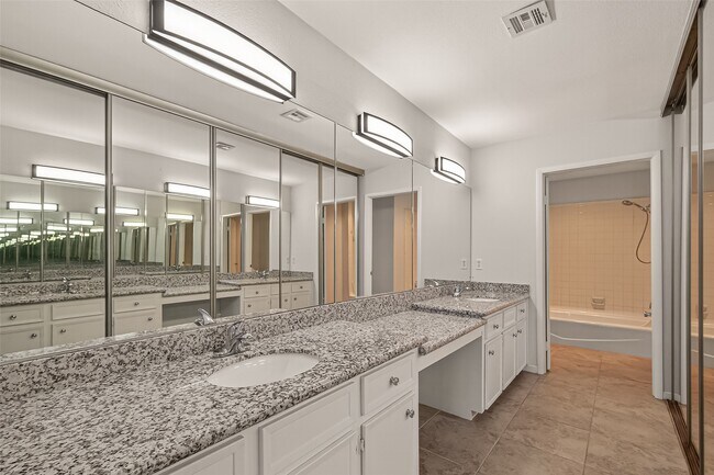 Building Photo - 7655 S Braeswood Blvd