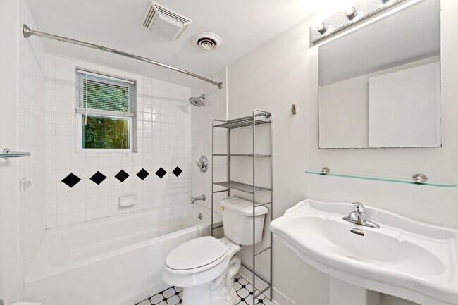 Building Photo - Charming Two Bedroom Home