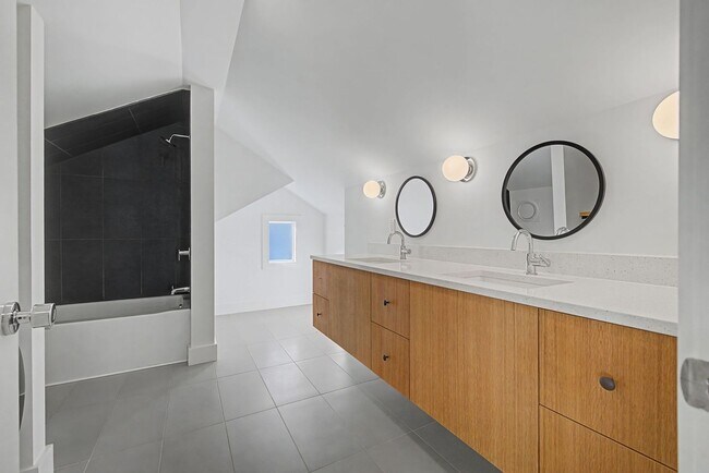 Building Photo - Stunning 5BR/3.5BA historic home located near Hillsboro Village!