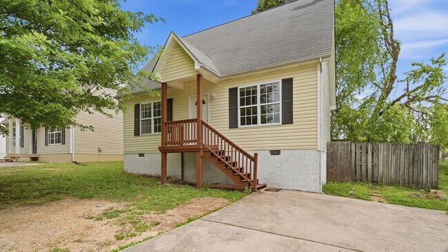 Building Photo - 3 bedroom, 2 bath adorable home in Cleveland!