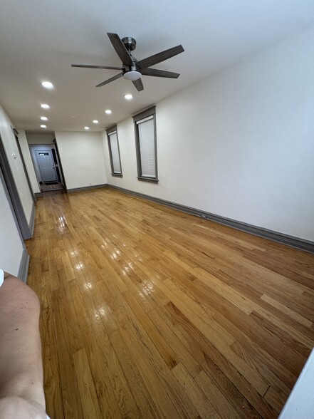 Building Photo - 1809 N Hermitage Ave