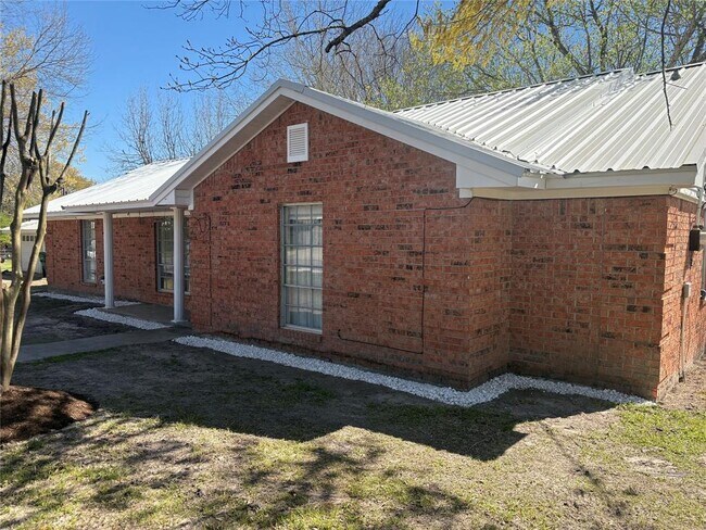 Primary Photo - 100 Bybee St