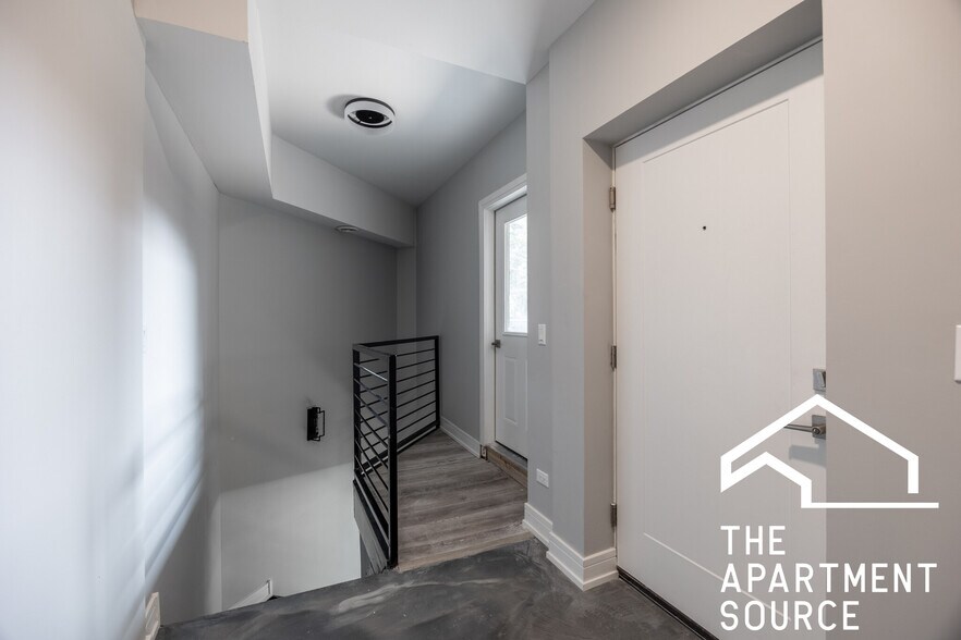 Building Photo - 3255 N Elston Ave
