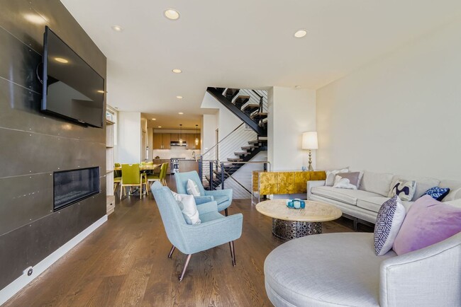 Building Photo - Eastlake Townhome with Commanding Views