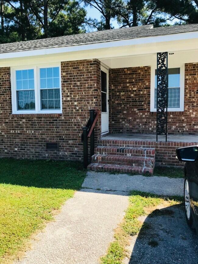 Building Photo - 587 7th St