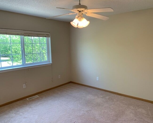 Building Photo - Nice 2 Bedroom 1.5 Bathroom Townhome in Hudson