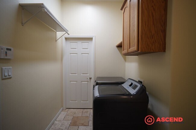 Building Photo - Beautiful Home in the Northwest!