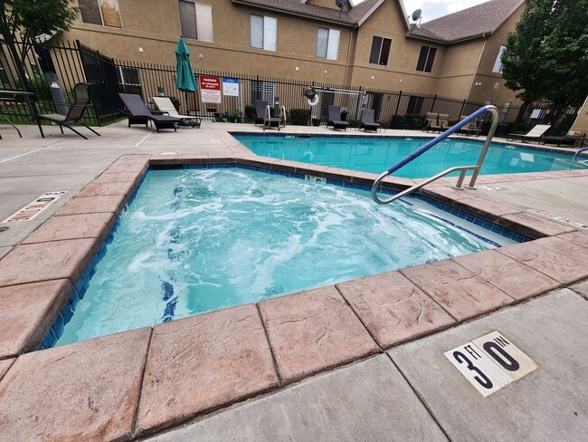 Building Photo - ELF PRICED! 3 bd. 2.5 bath Luxury Townhome!