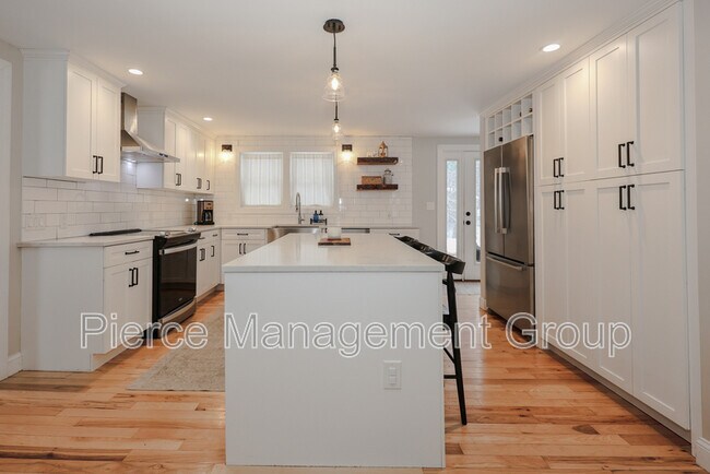 Building Photo - 395 Critchett Rd