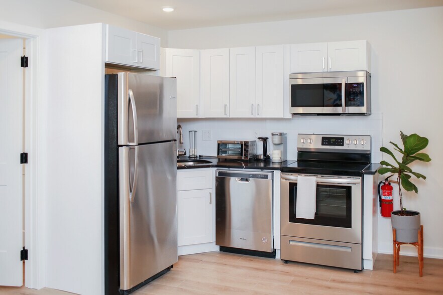 Kitchen D - 3814 Hamilton St