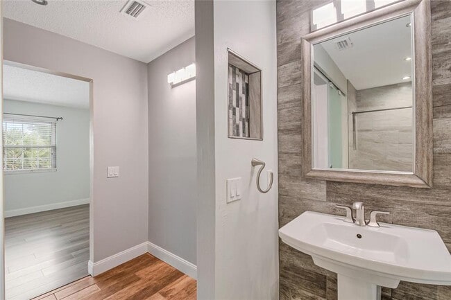 Building Photo - 1025 Wentworth Ct
