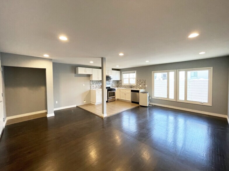 Building Photo - 402 S Robertson Blvd