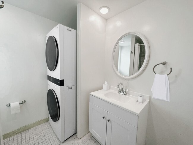 Building Photo - Newly Renovated 3 Bed / 2 Bath - 1.5 Miles...