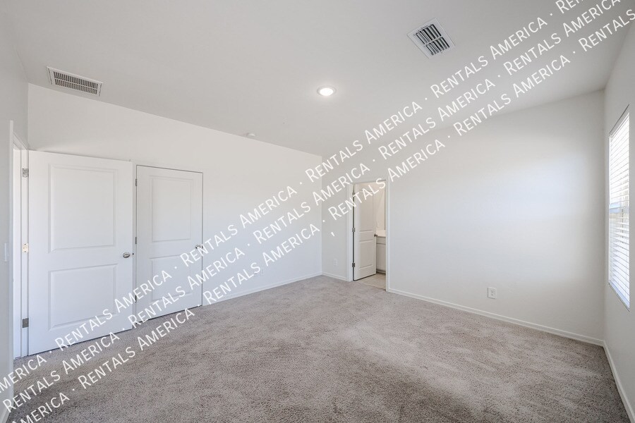 Building Photo - 5720 W Sunrise Dr