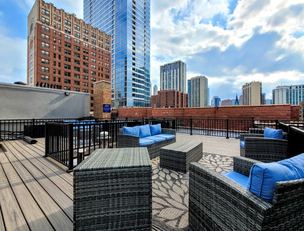 Building Photo - 1225 N La Salle Dr