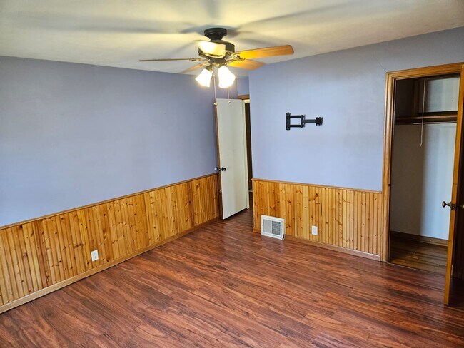 Building Photo - 215 Tyler Ave