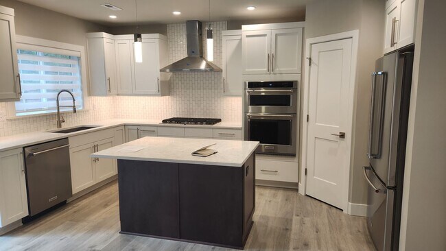 Building Photo - Luxury 3  Bedroom 2.5 Bath Townhome Located in Kirkland