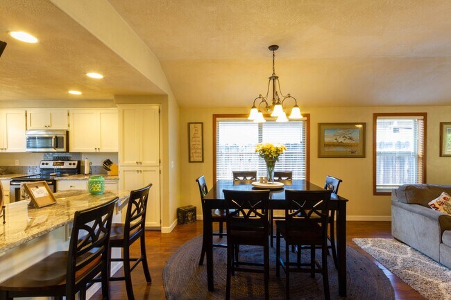 Building Photo - MODERN COMFORT & OPEN LAYOUT 3 BEDROOM SIN...
