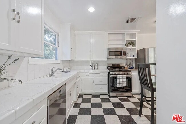 Building Photo - 3031 S Bentley Ave