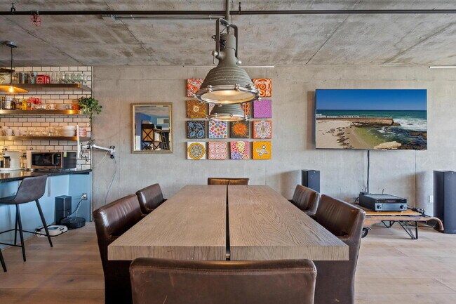 Building Photo - Chic Furnished Loft with Bay Views in the ...