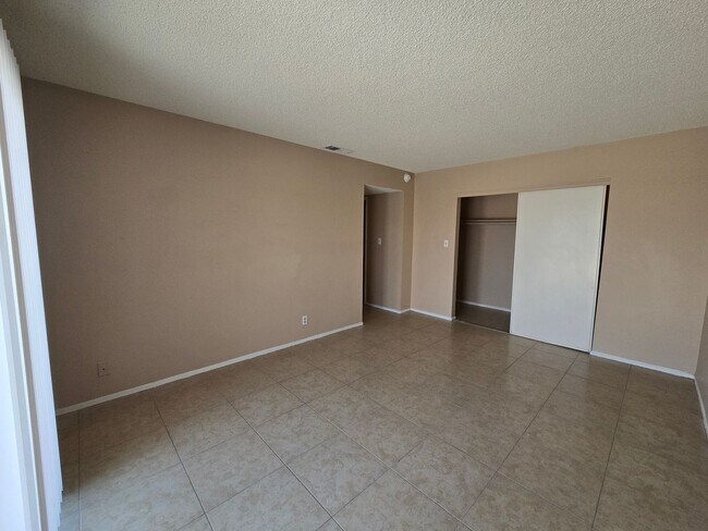 Building Photo - 3 Bedroom Home off of Hollywood– Now Offer...