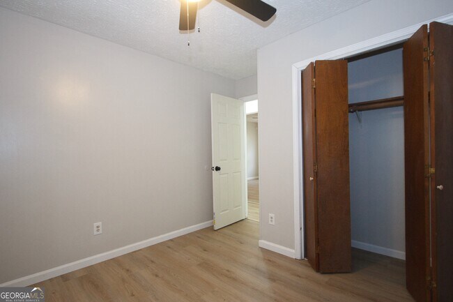 Building Photo - 948 Waverly Ct