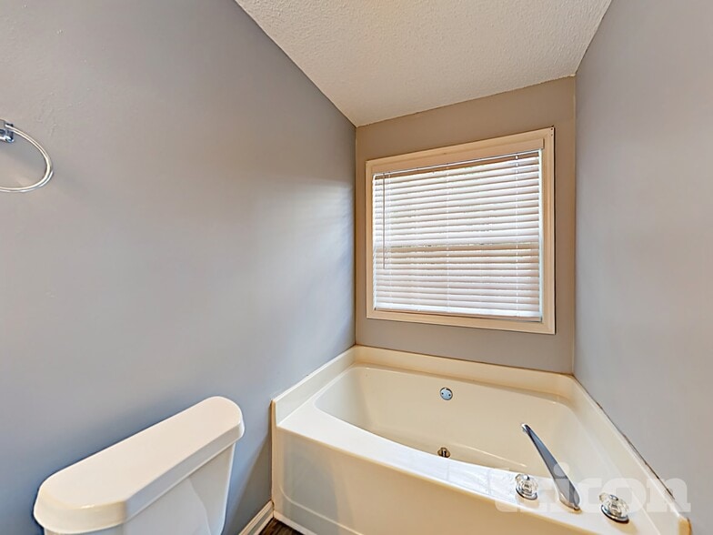 Building Photo - 623 Bowling Ln