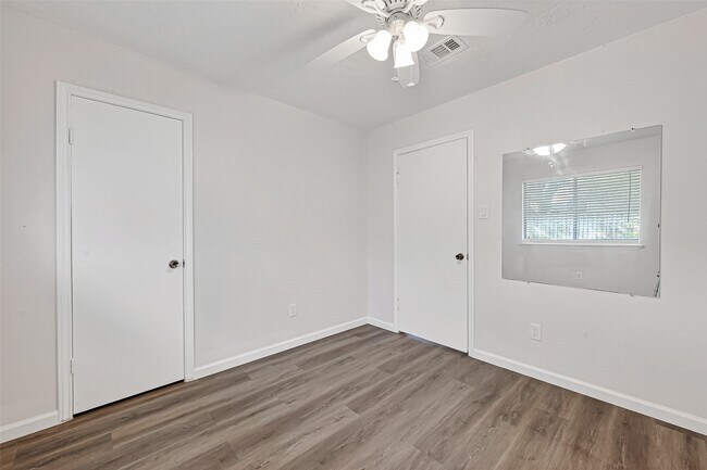 Building Photo - 22022 Kenlake Dr