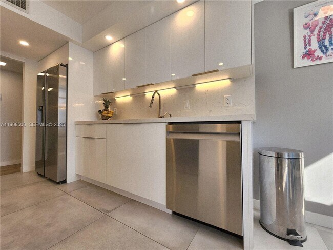 Building Photo - 2751 S Ocean Dr