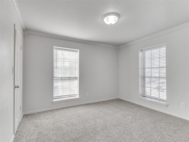 Building Photo - 6100 N Brookline Ave