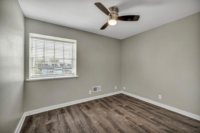 Building Photo - 2808 Skyway Cir