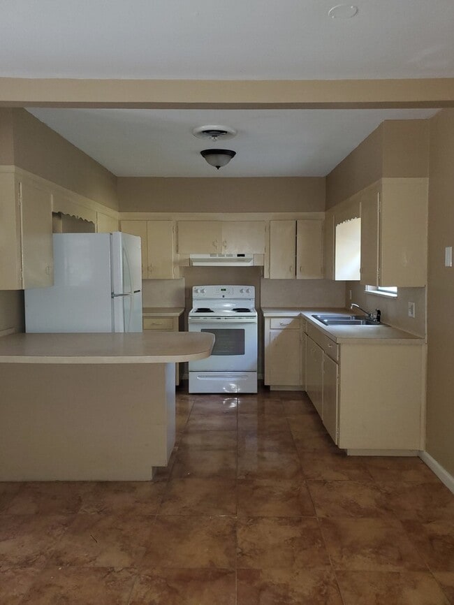 Building Photo - 814 E Ebony Dr