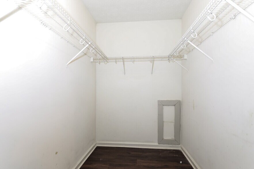 Building Photo - 454 Village Cir