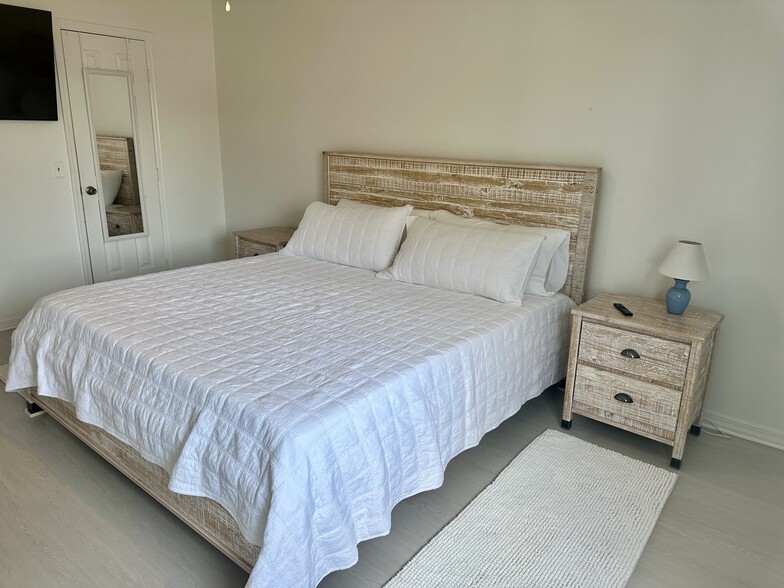 Master bedroom with King size bed - 174 Maritime Pl